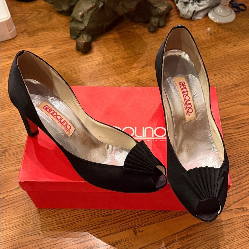 Bandolino VATIO ItalianBlackSatin PeepToe Fan AdornedHeelsElegance&comfort7.5M - Picture 2 of 8